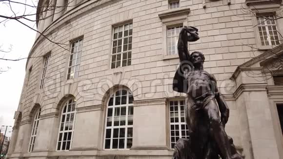 曼彻斯特中央图书馆前雕塑曼彻斯特荷兰2019年1月1日视频的预览图