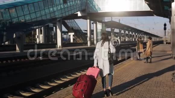 火车站站台上的乘客等待火车旅行前的谈话和兴奋视频的预览图