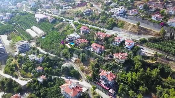 山顶上有别墅的度假小镇剪辑美丽的现代化城市坐落在青山绿水的山坡上视频的预览图