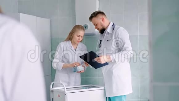 护士穿白色实验室外套医生用听诊器计数药物或食谱视频的预览图