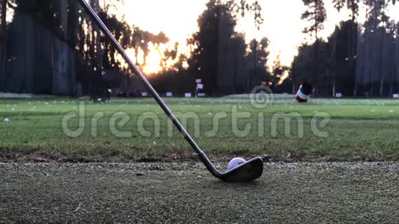 用铁打高尔夫球视频的预览图