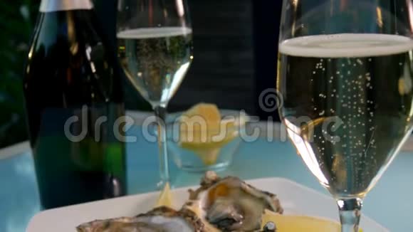白葡萄酒杯和一盘牡蛎视频的预览图