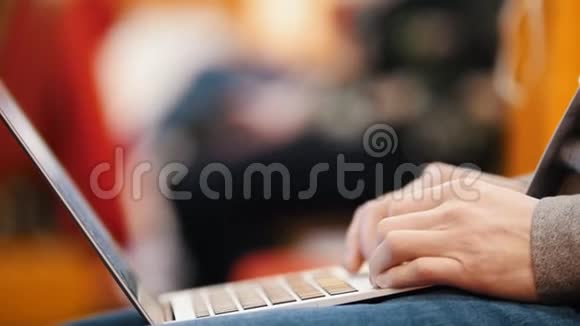 商业概念一个人坐在大厅的笔记本电脑旁视频的预览图