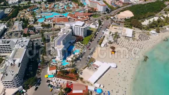 塞浦路斯AyiaNapa现代高级酒店的鸟瞰图视频的预览图