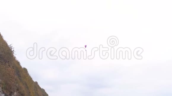 滑翔伞在多云的沉闷天气中飞过天空视频的预览图