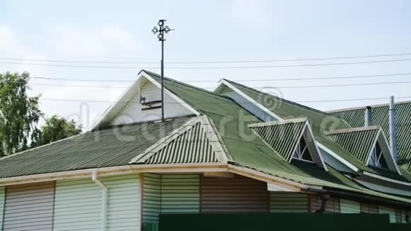 绿色屋顶涂层库存录像美丽的绿色屋顶是由压型地板制成的新屋顶覆盖乡村住宅视频的预览图