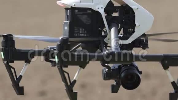 白色无人机在农田背景上飞行无人机在模糊背景上飞行视频的预览图