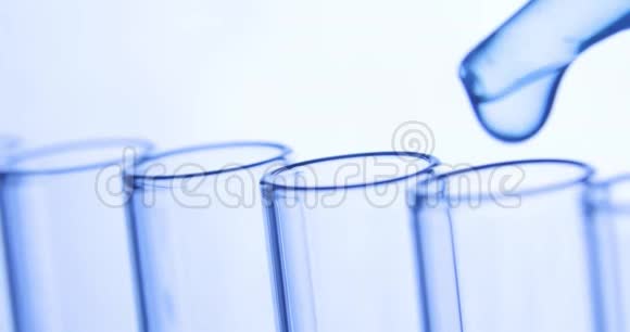吸管将蓝色清洁化学品滴入试管中化学和医学概念视频的预览图