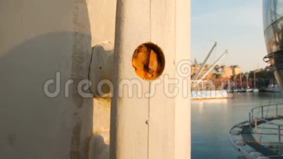 位于热那亚的古老码头俯瞰帆船视频的预览图