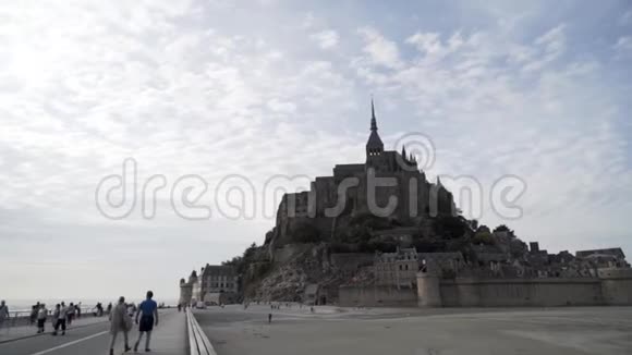 圣米歇尔山法国诺曼底的一个岩石岛是圣米歇尔修道院的所在地行动人民视频的预览图