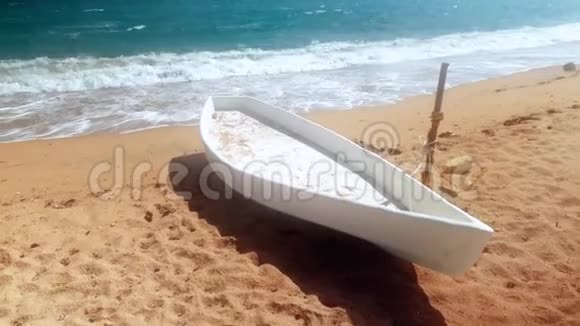 暴风天沙海滩上白色木船4k录像视频的预览图