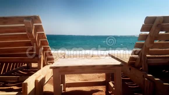 4k录像两个旧木制休息室在海上海滩在大风日视频的预览图