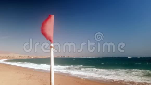 4k海滩风暴日红旗飘扬视频视频的预览图