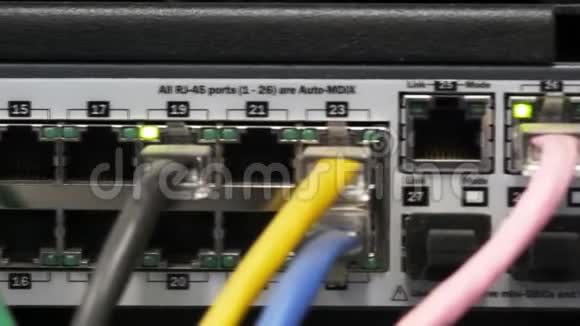 滑块关闭服务器上的电缆和灯视频的预览图