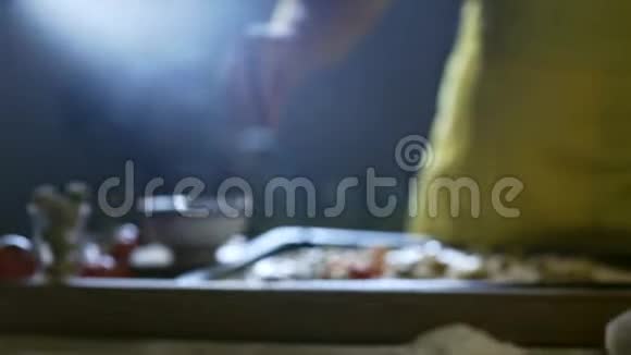 年轻的厨师用4K比萨饼浇灌奥利根视频的预览图