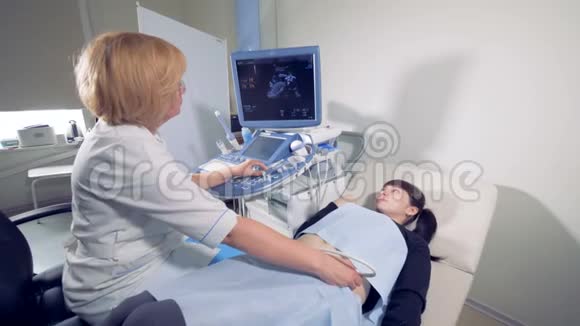 对一名年轻孕妇进行超声波治疗视频的预览图