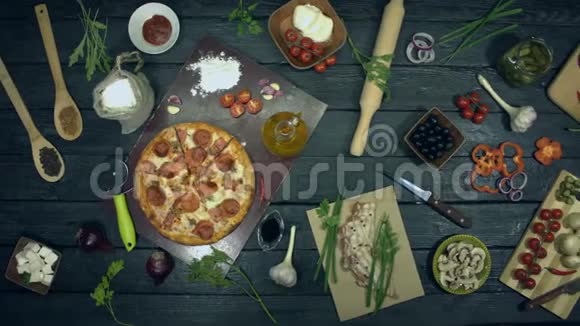 生态黑色背景上的超级肉披萨视频的预览图