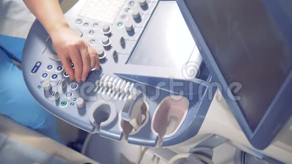 一位正在进行超音速手术的微笑女士的俯视图医学超声波扫描视频的预览图