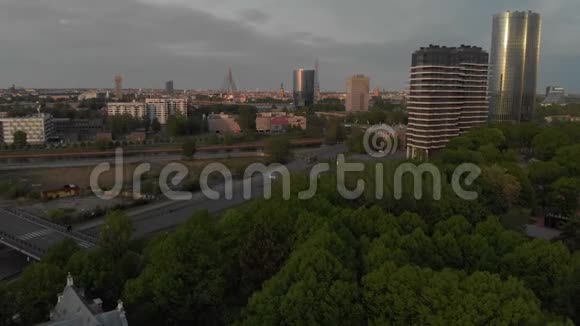 欧洲首都里加的空中日落拍摄于2019年春季拉脱维亚达加瓦河和桥梁在视频的预览图