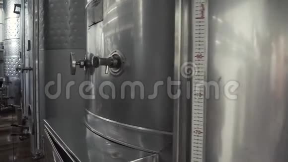 酒厂大厅有巨大的垂直酒钢桶在那里葡萄发酵视频的预览图