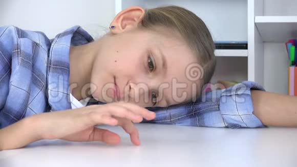 伤心的孩子无聊的女孩在桌子上玩手指压力很大不快乐的孩子没有学习视频的预览图