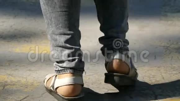 脚穿凉鞋跳舞视频的预览图