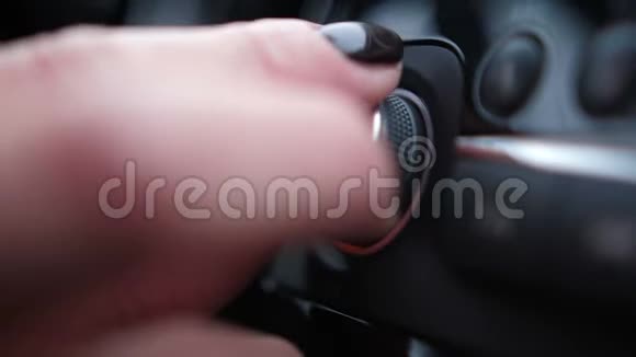 特写镜头女性手指会调整车内的音量滚轮视频的预览图