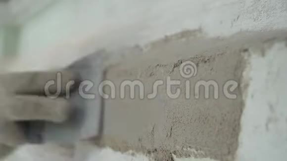 工人双手戴手套用尖刀准确地将灰墙灰泥抹上视频的预览图