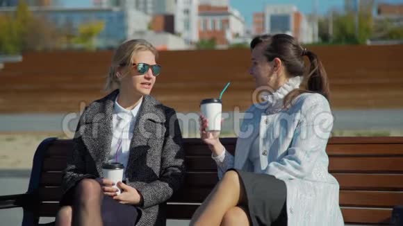 两个年轻的女人喝咖啡聊天视频的预览图