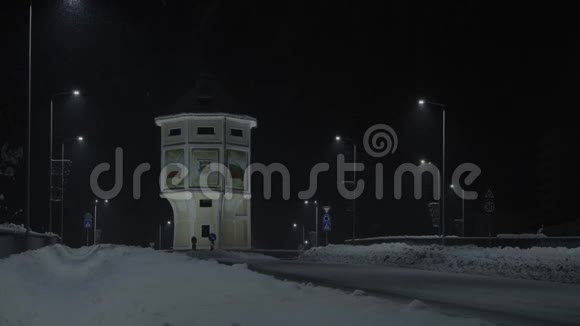保加利亚季米特洛夫格勒街道上的夜晚时光视频的预览图