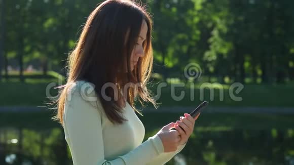 在智能手机上发短信的女性半人脸画像视频的预览图