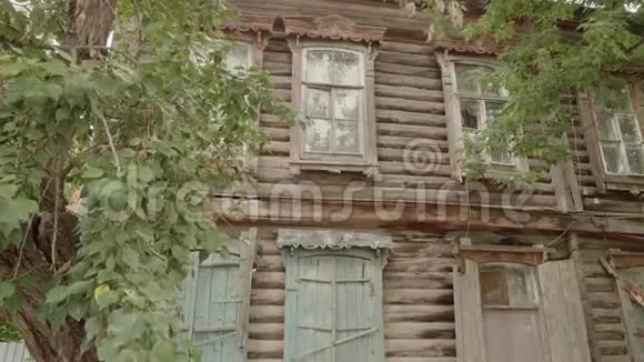 萨拉托夫俄罗斯中国保监会2019年7月旧木林的房子它附近有绿色的树木很罕见的东西俄罗斯视频的预览图