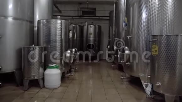 酒厂大厅有巨大的垂直酒钢桶在那里葡萄发酵视频的预览图