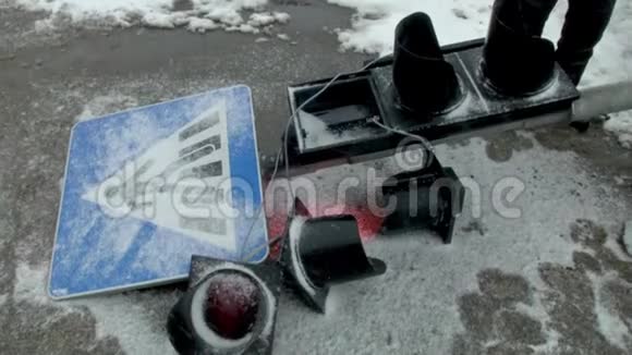 破碎的人行横道标志和特拉菲克灯光闪烁在雪阿弗勒汽车碰撞视频的预览图