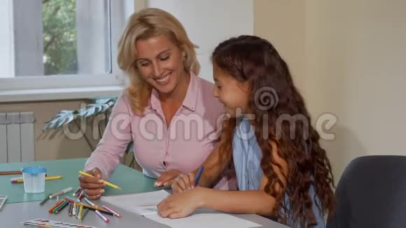 成熟的女教师喜欢和她的小学生一起工作视频的预览图