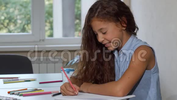 可爱的长发女孩喜欢在学校画画微笑着对着镜头视频的预览图