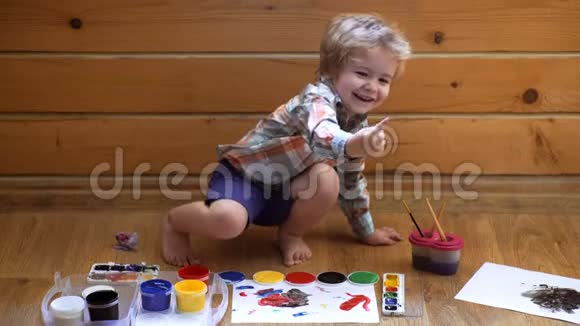 男孩的手脏在孩子们的手指油漆学习绘画艺术手指拿着流苏儿童观念视频的预览图