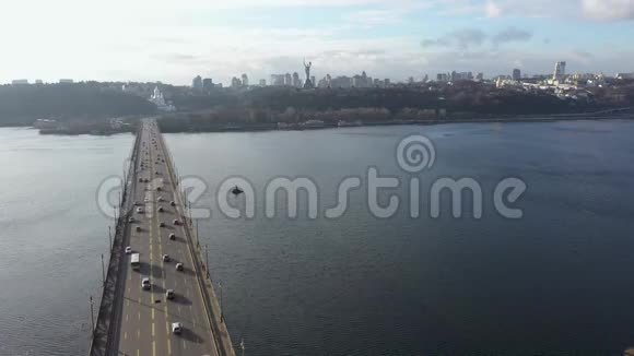 桥上交通拥挤工业城市桥梁交通视频的预览图