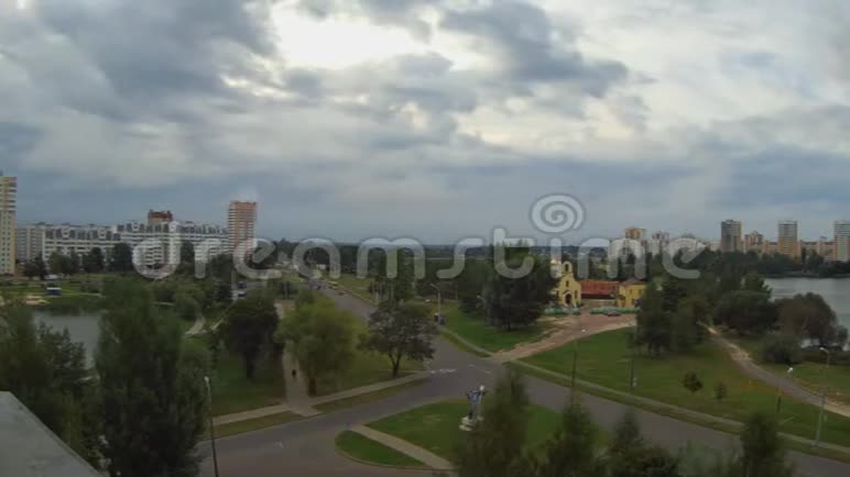 在白俄罗斯的戈梅尔市上空乌云密布视频的预览图