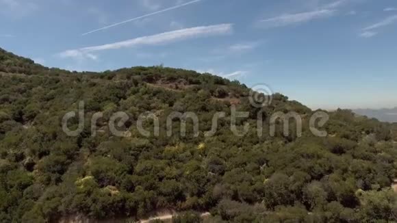 加州格伦代尔山区和公路的低空飞行镜头视频的预览图