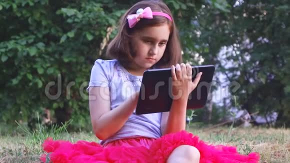 小女孩正在玩平板电脑视频的预览图