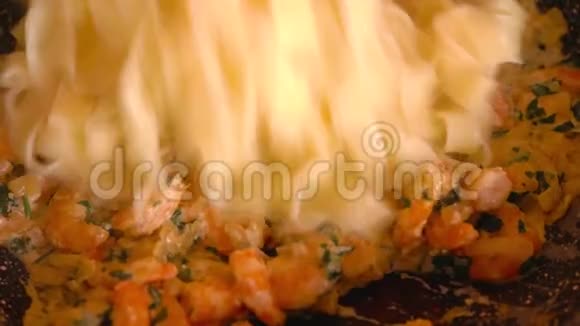 用奶油蒜酱和虾做意大利面视频的预览图