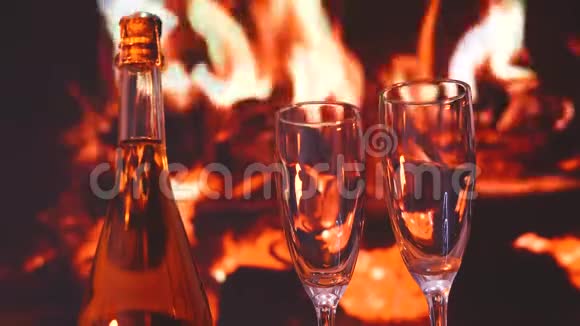 香槟烤面包两杯香槟酒在壁炉前庆祝庆祝视频的预览图