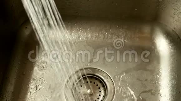 卫生一个男人用肥皂和水清洗他的手视频的预览图