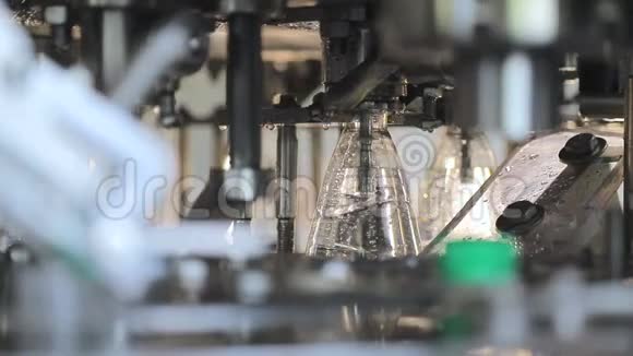 装瓶生产线塑料盖自动进料和关闭视频的预览图