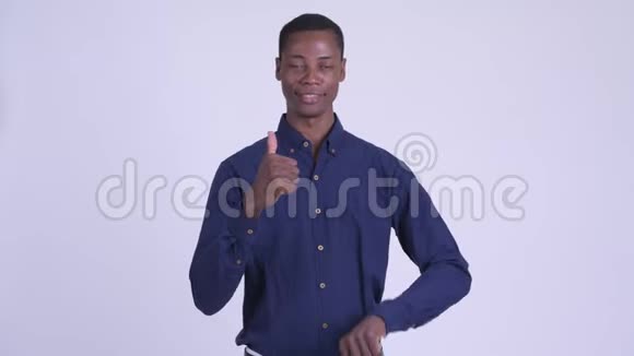 年轻迷茫的非洲商人在竖起大拇指和竖起大拇指之间做出选择视频的预览图