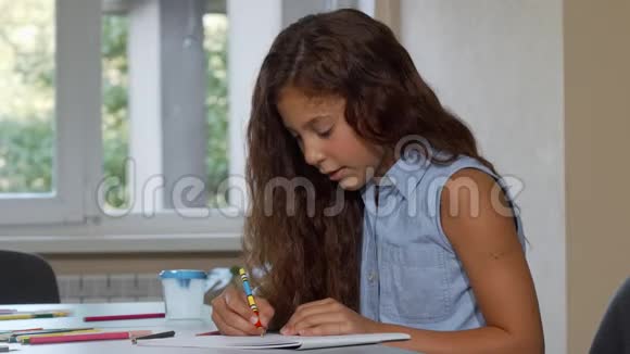 可爱的小女孩在学校画画时梦里遥望视频的预览图