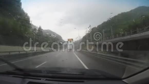 从新的好路上雨中行驶的汽车上可以看到时间线视频的预览图