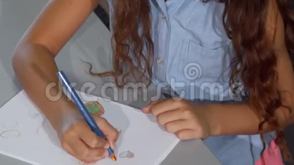 可爱的红发小女孩一边画画一边高兴地笑着视频的预览图