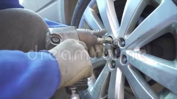 汽车维修厂的机械紧固车轮螺母视频的预览图